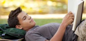 نوجوان در حال کتاب خواندن