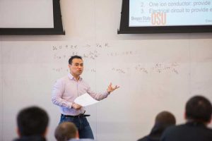 معلمی در حال درس دادن