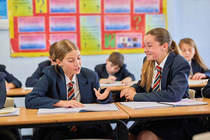 دانش آموزان در مدرسه 