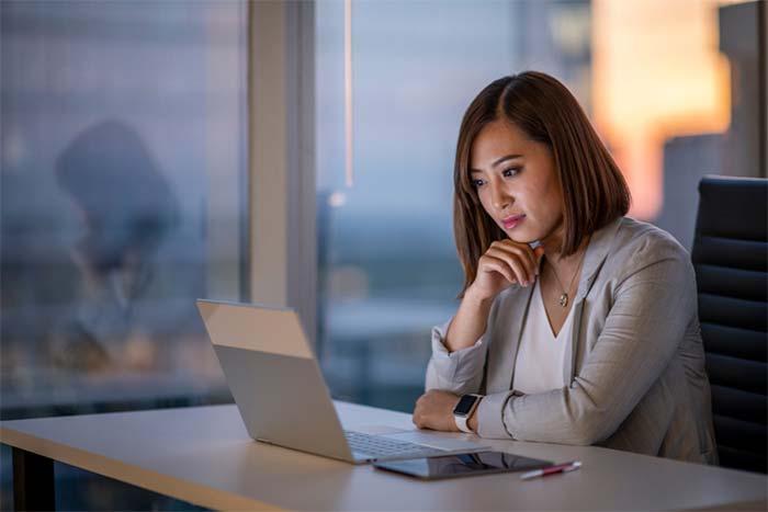 در حال کار با لپ تاپ 