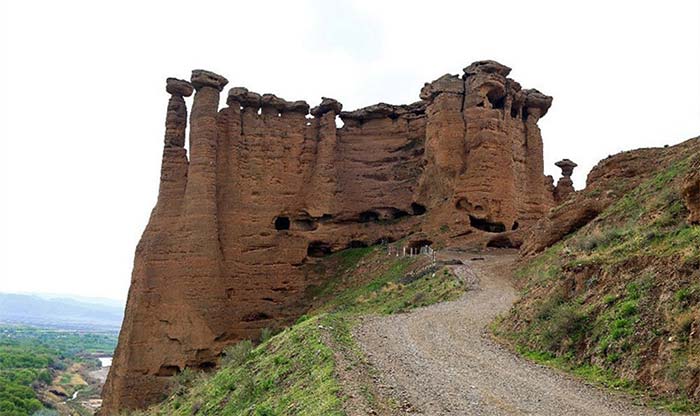 ۳. دژ بهستان در ماه‌نشان زنجان – شهر صخره‌ای ایران